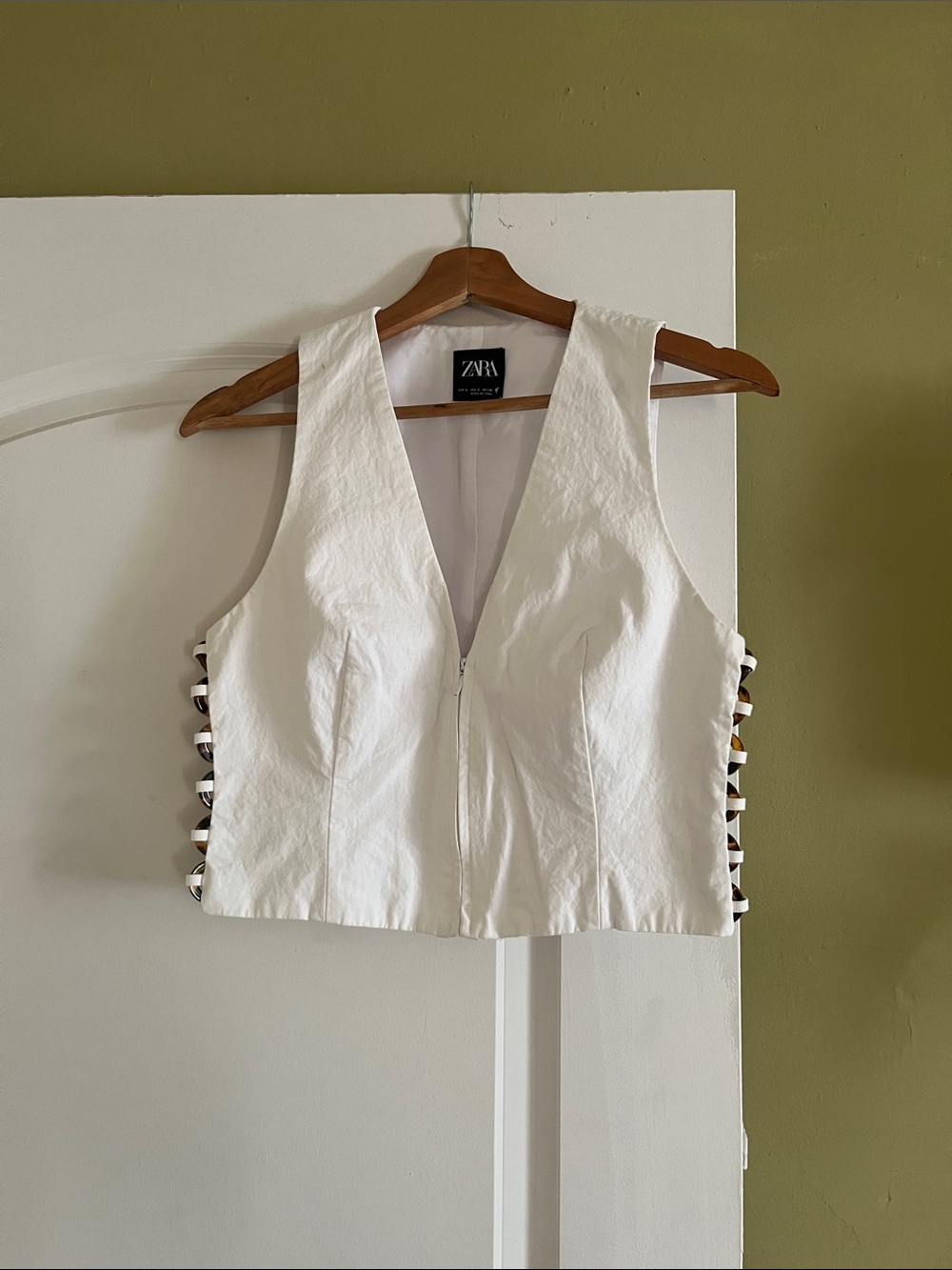 Zara White Sleeveless V-Neck Zip Up Vest with Side Cutout